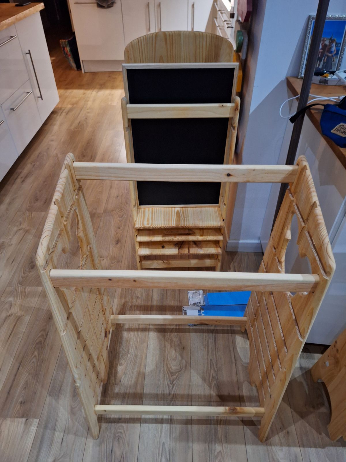 Pour les jumeaux il faut une grande largeur sur la tour montessori