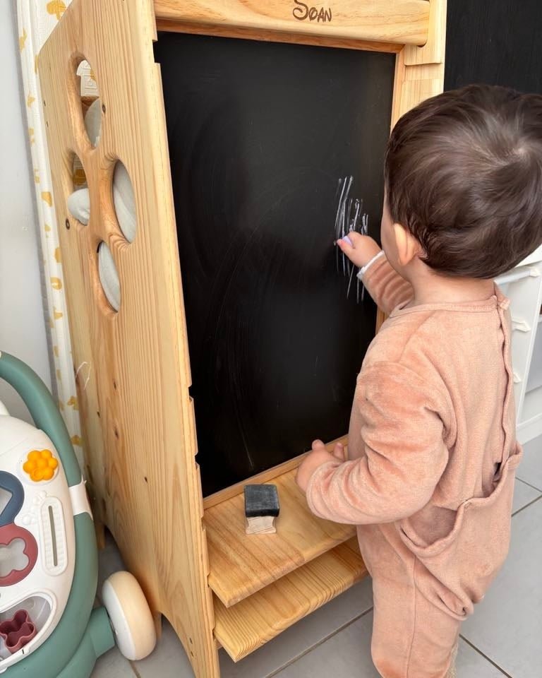 Tour Montessori pour jumeaux ou double enfants âges rapprochés avec un tableau à craies