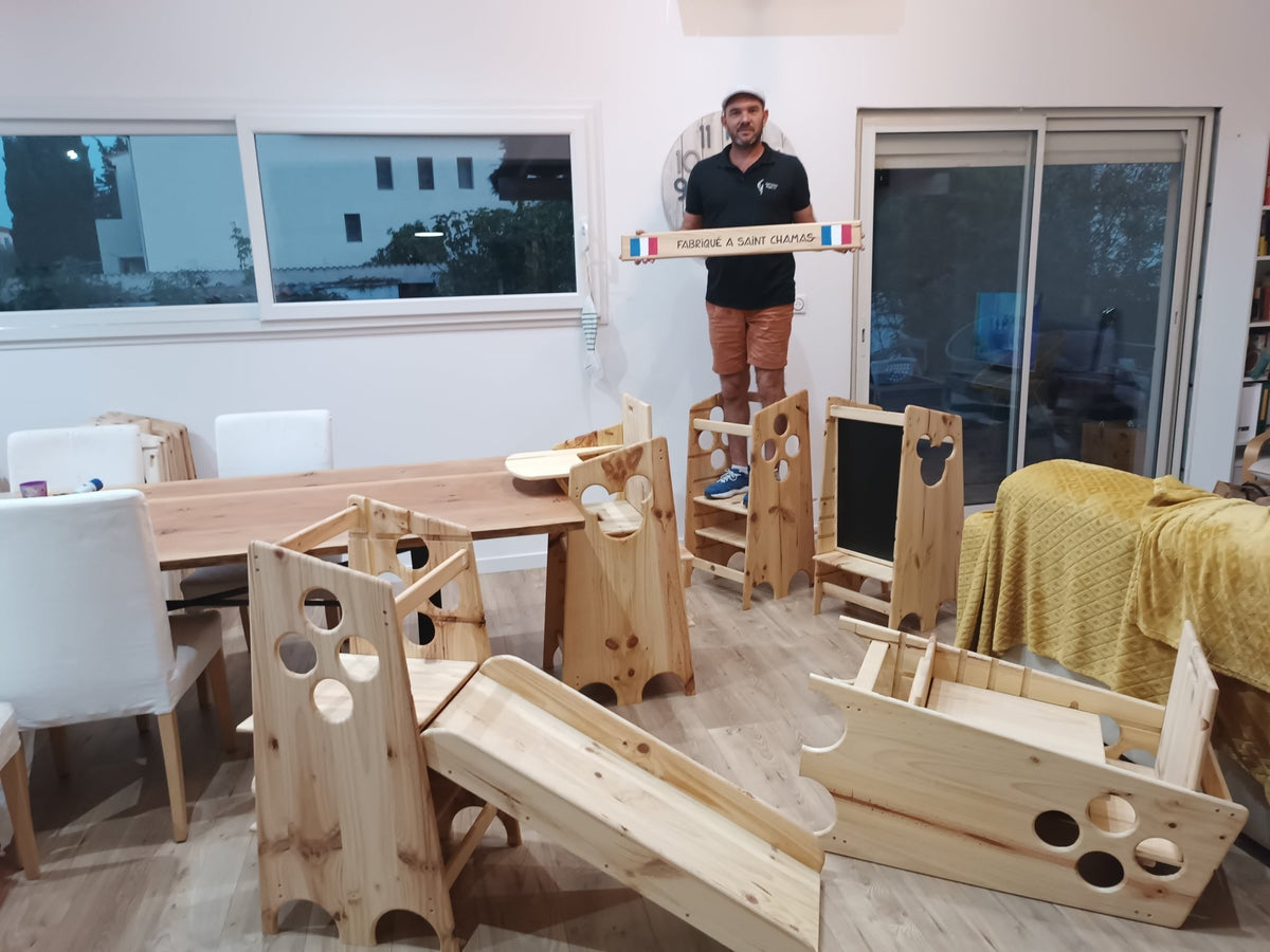 Tour Montessori évolutive et robuste : chaise haute, bureau, toboggan et tableau pour enfants dès 6 mois