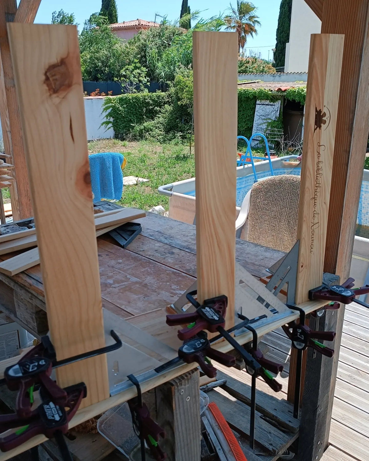 Bibliothèque Montessori personnalisée en bois naturel, création artisanale française.