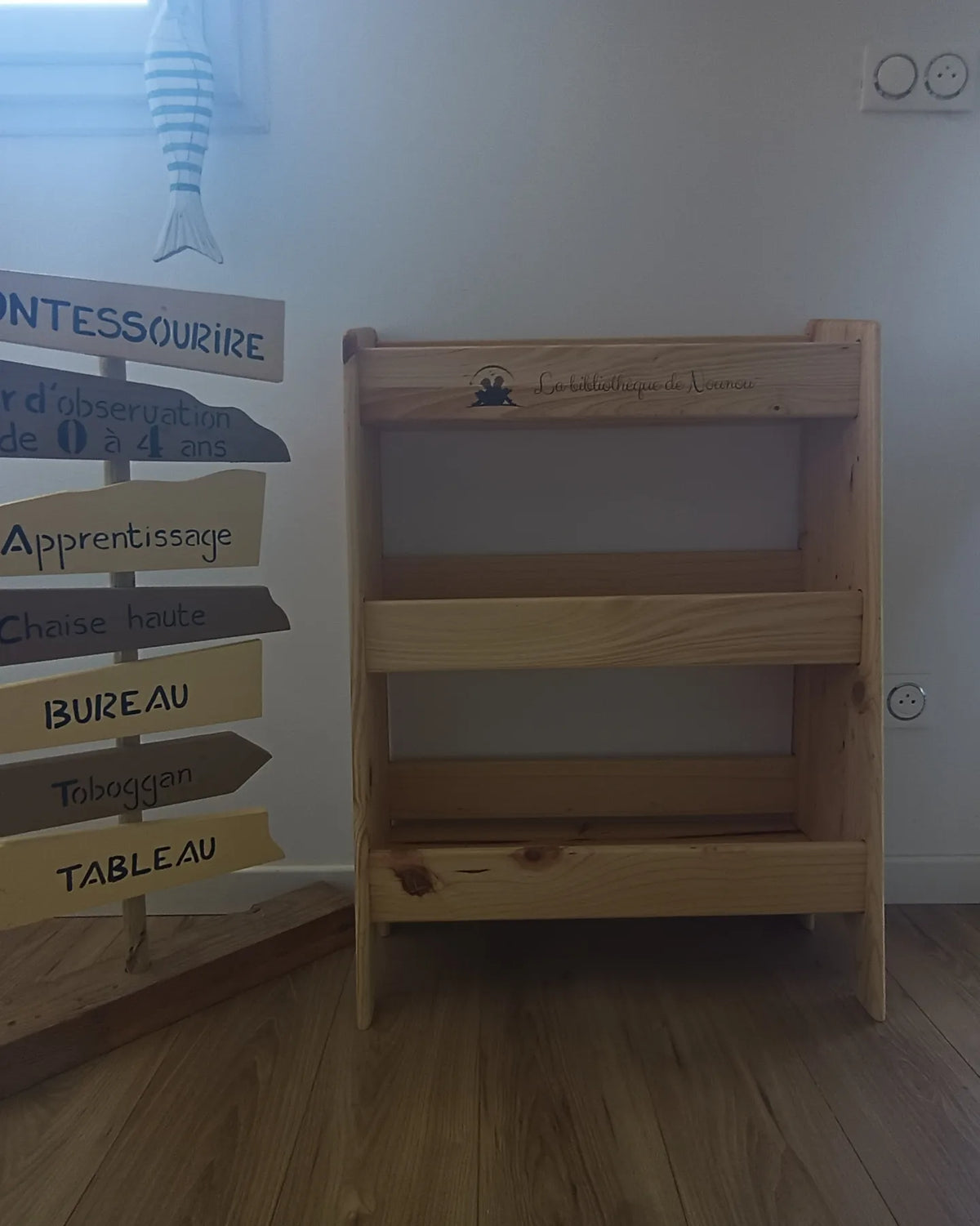 Mobilier Montessori artisanal, bibliothèque basse pour autonomie de l’enfant.