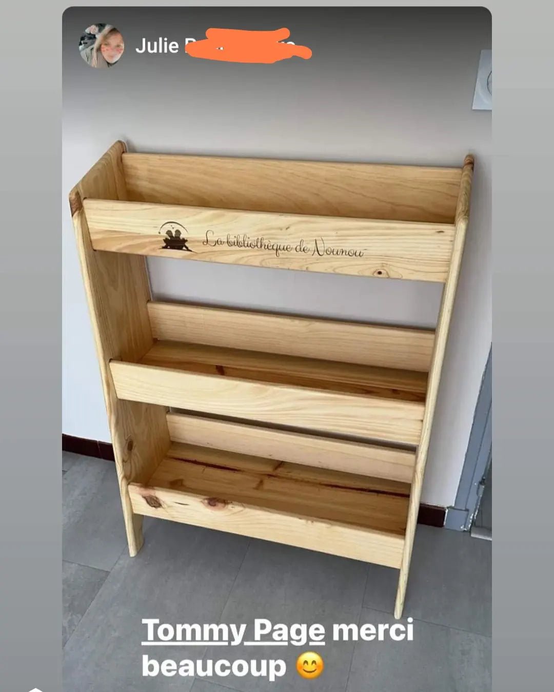 Bibliothèque Montessori personnalisée avec gravure laser du prénom, artisan français.