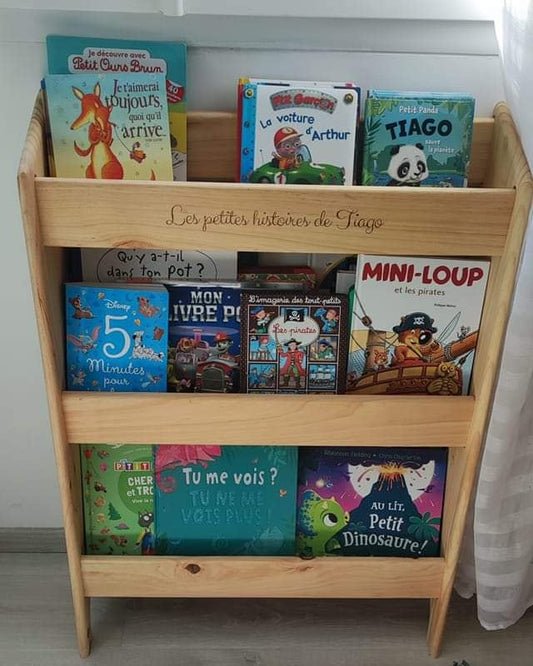 Bibliothèque Montessori personnalisée avec livres d’enfants, fabrication artisanale.
