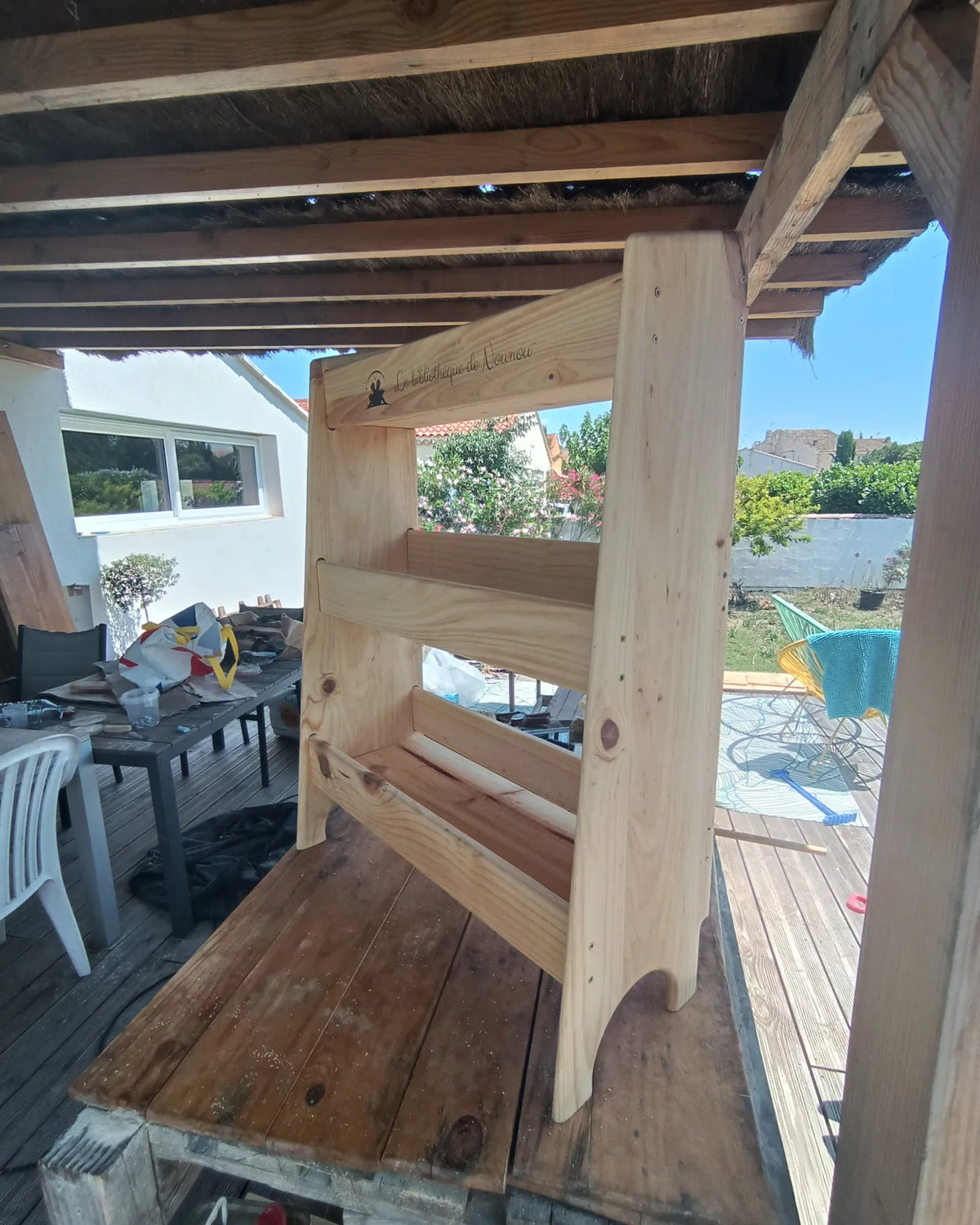 Fabrication artisanale d’une bibliothèque Montessori dans un atelier du sud de la France.