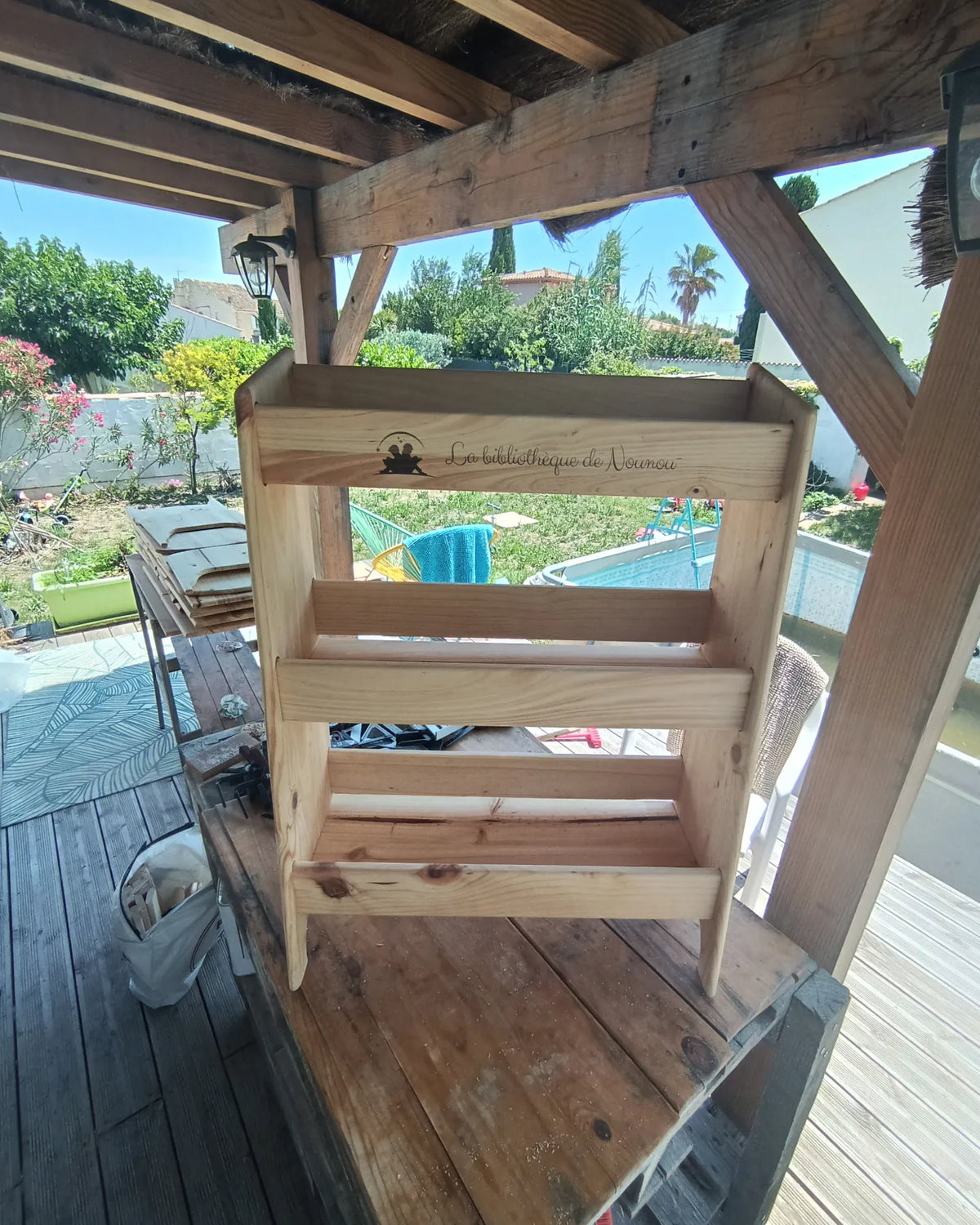 Bibliothèque Montessori en bois massif, meuble artisanal fabriqué en Provence.