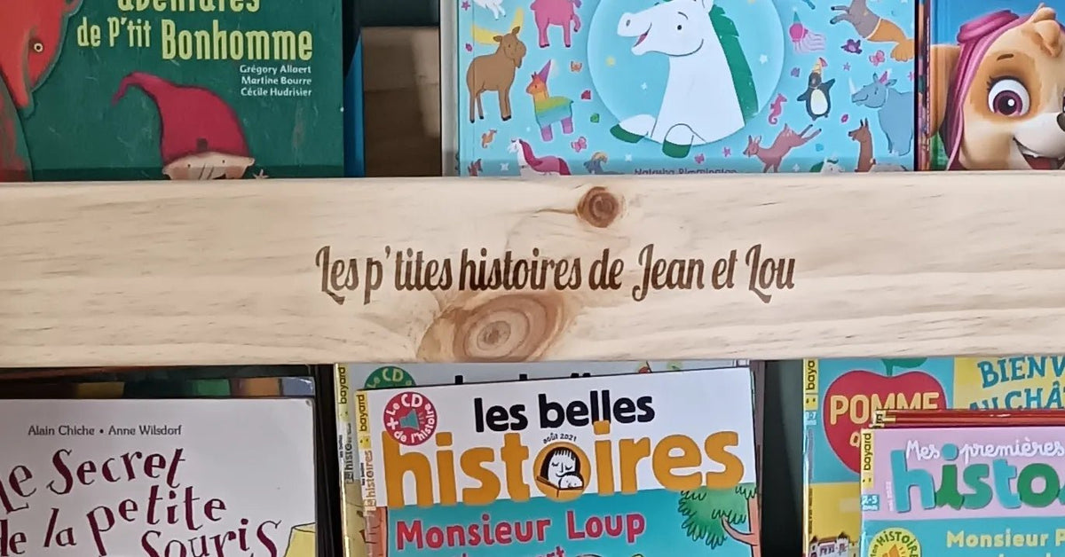 Bibliothèque Montessori remplie de livres pour enfants, fabrication artisanale en France.