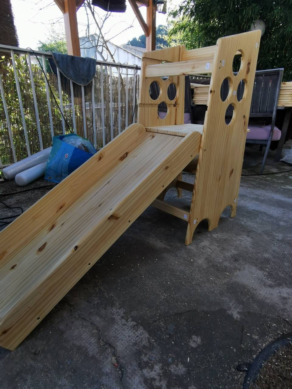 Tour Montessori extérieur avec toboggan