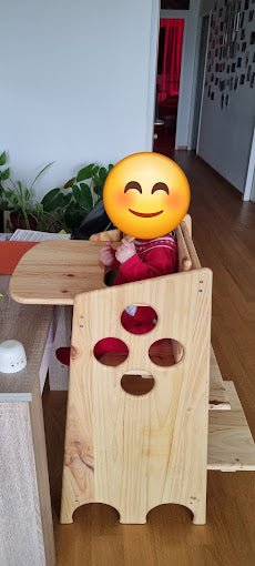 La petite fille de Lisa cliente de Montessourire dans la tour montessori en mode chaise haute
