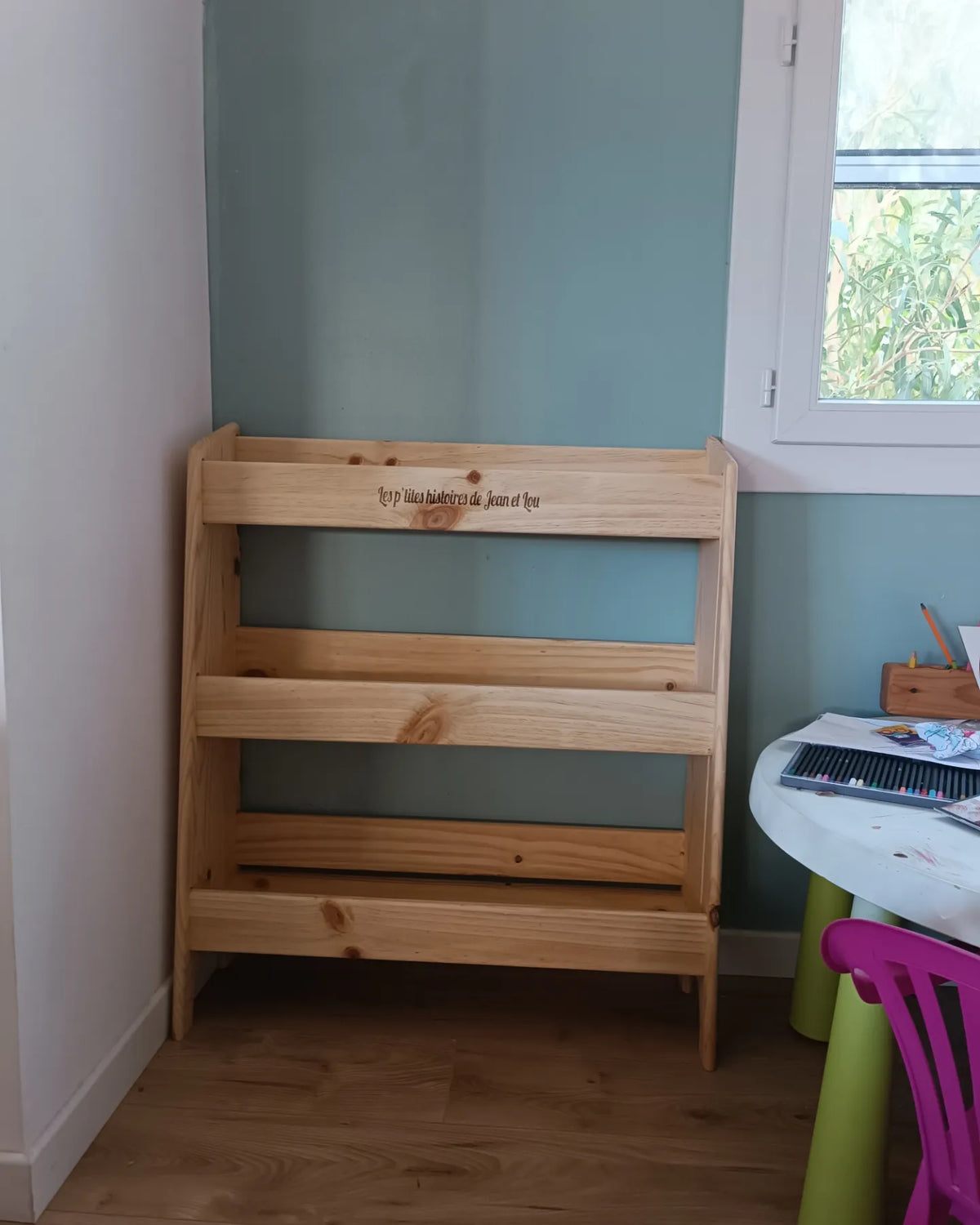 Bibliothèque Montessori en pin FSC, design naturel, adaptée à la hauteur des enfants.