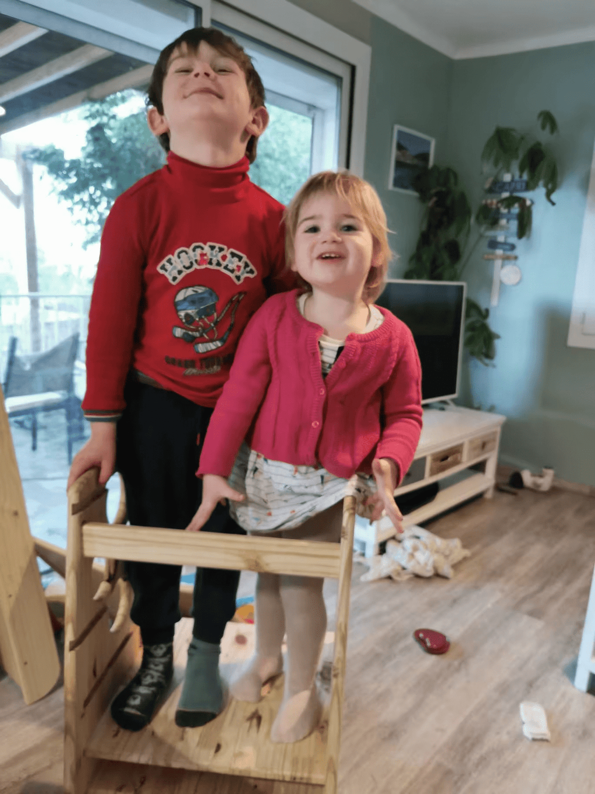 Mes enfants de 4 et 2 ans sur une de mes tours Montessori