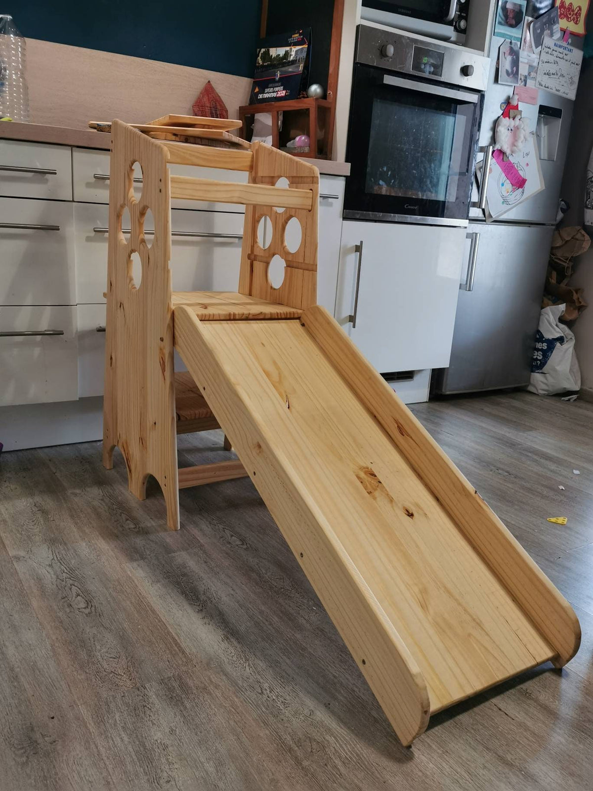 tour montessori avec toboggan sécurisé