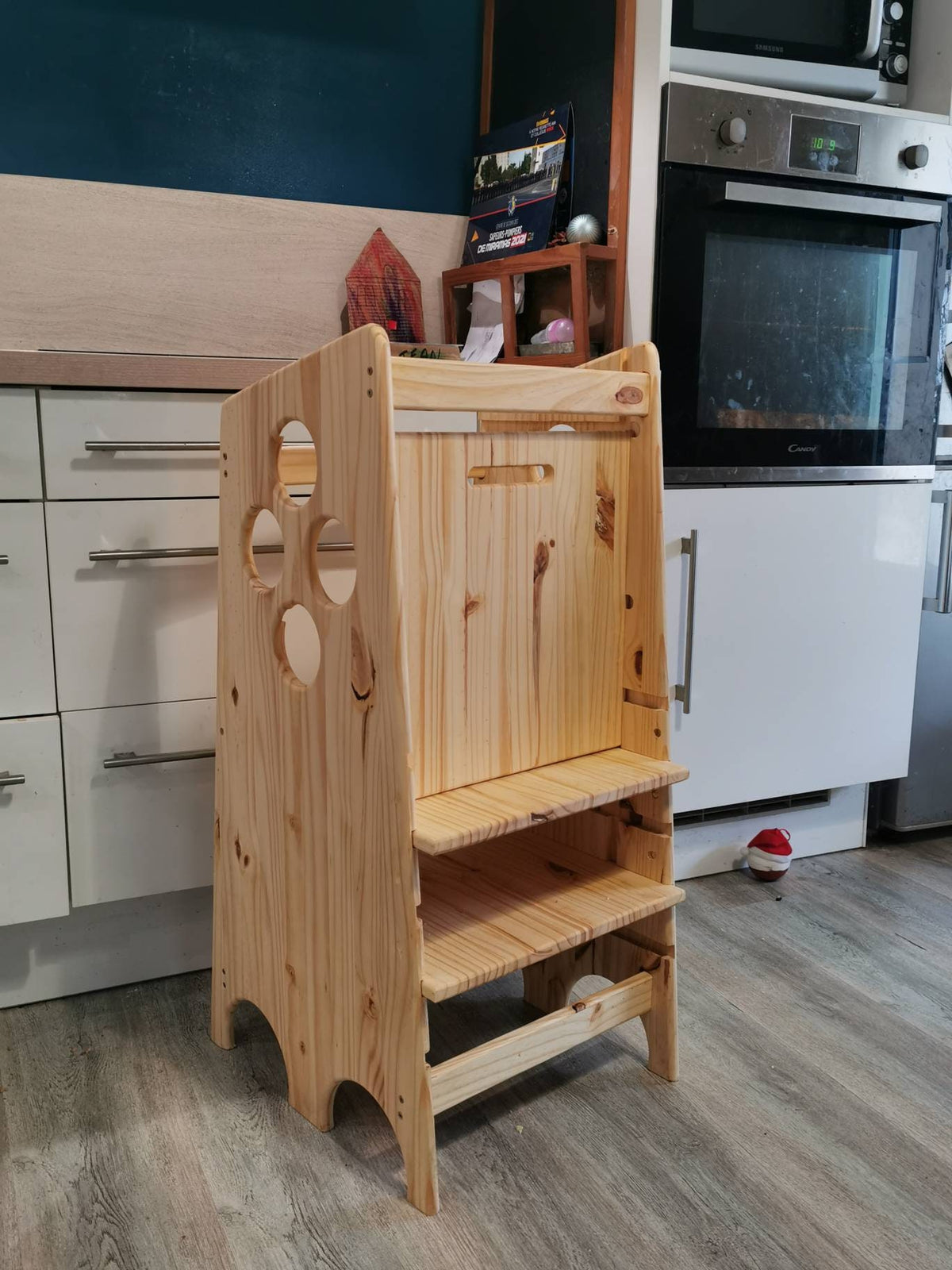 Tour Montessori sécurisé avec protection à l'arrière de la tour