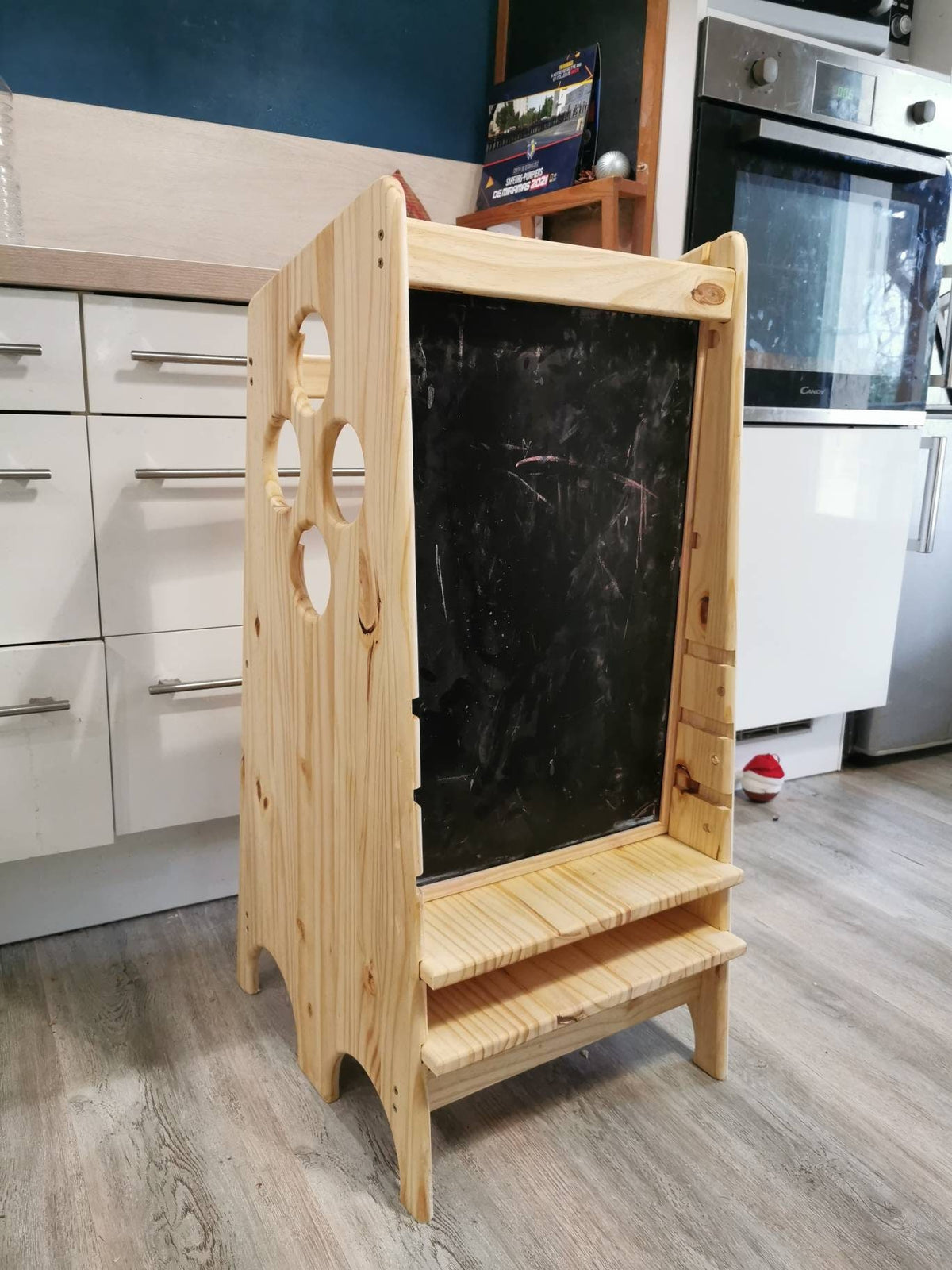 Tour Montessori avec tableau noir pour craies